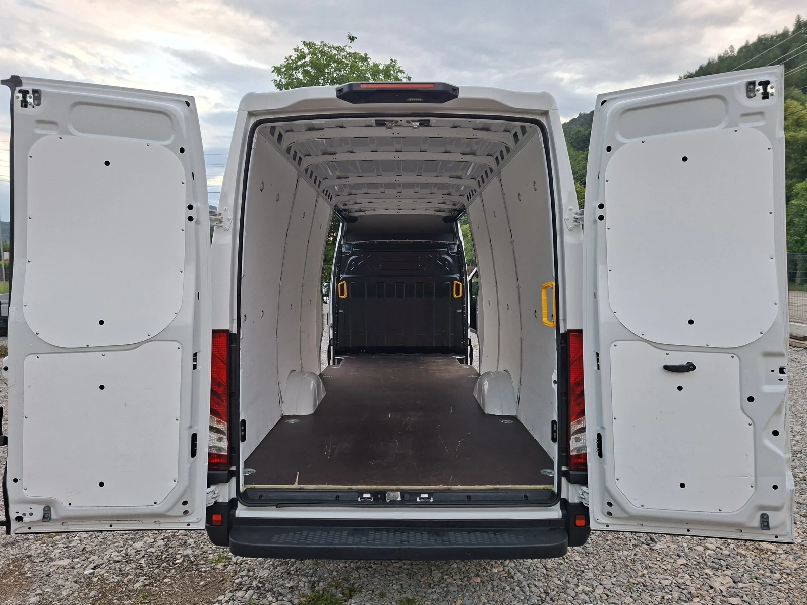 Iveco Daily 35s18MAXI* HI-MATIC* LED* A/C* NAVI* Две плъзгащи , снимка 16 - Бусове и автобуси - 55027023