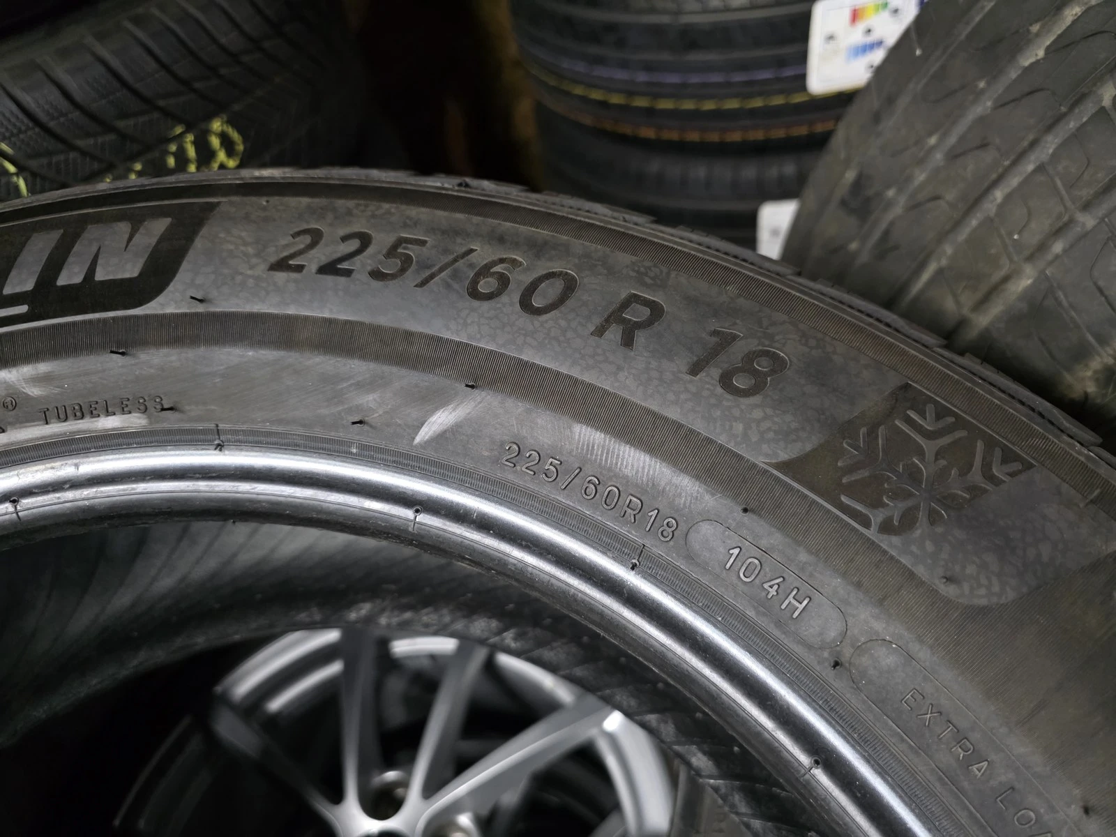 Гуми Зимни 225/60R18, снимка 7 - Гуми и джанти - 56664370