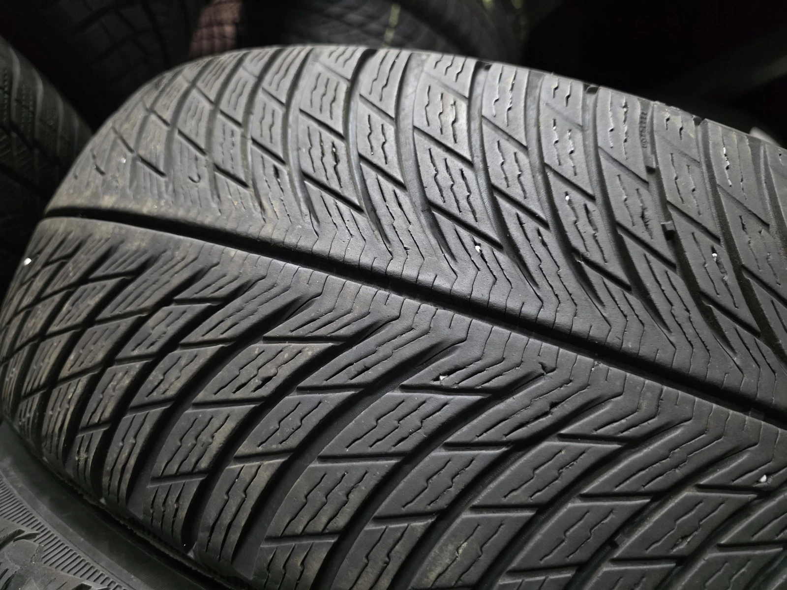 Гуми Зимни 225/60R18, снимка 3 - Гуми и джанти - 56664370