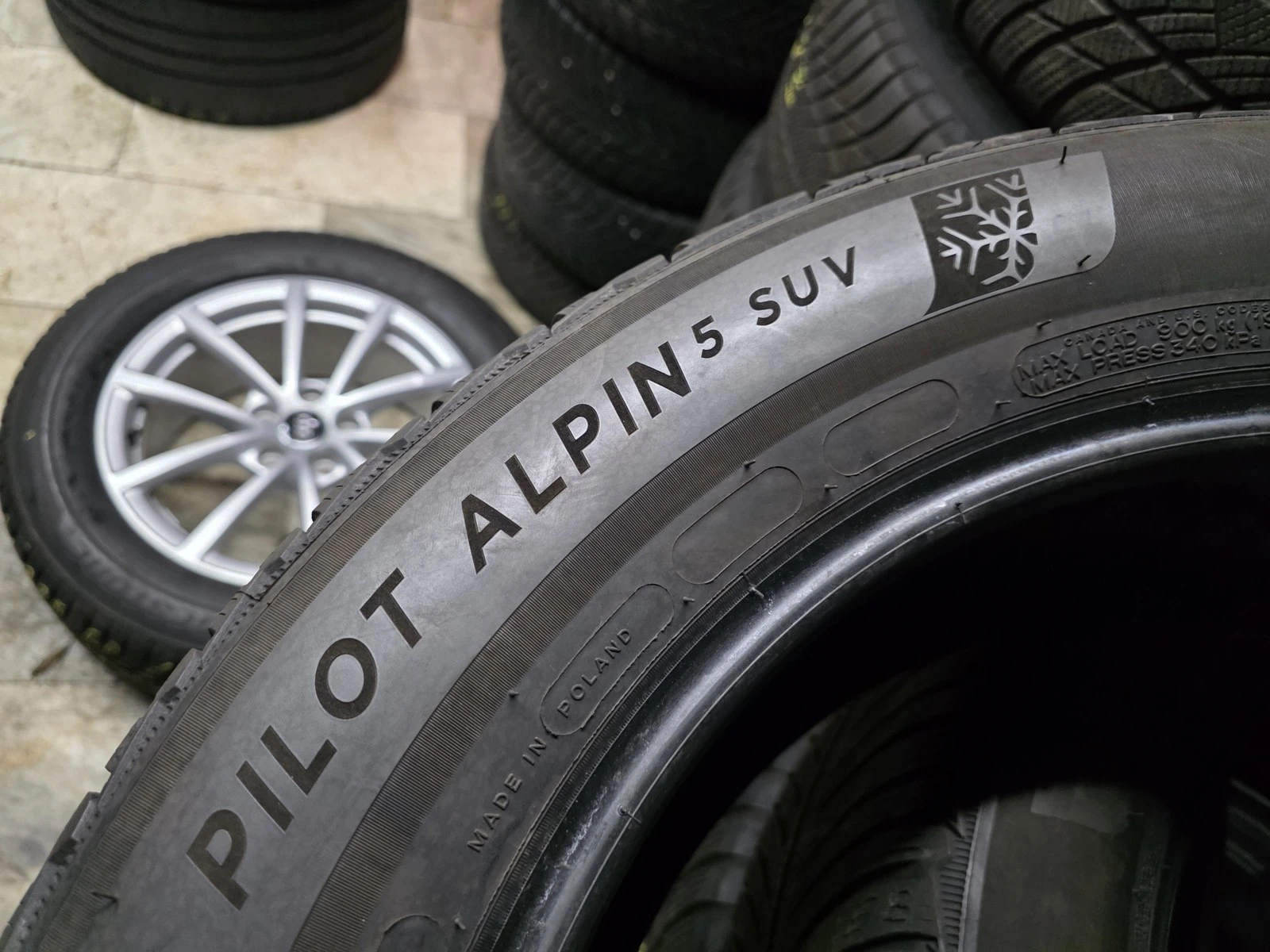Гуми Зимни 225/60R18, снимка 9 - Гуми и джанти - 56664370