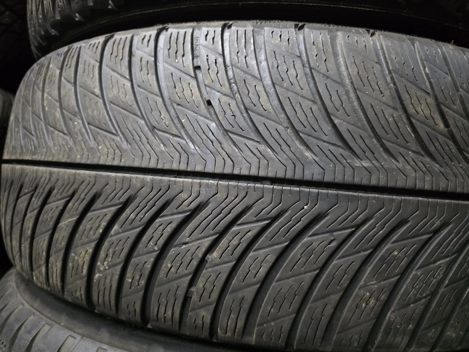 Гуми Зимни 225/60R18, снимка 2 - Гуми и джанти - 56664370