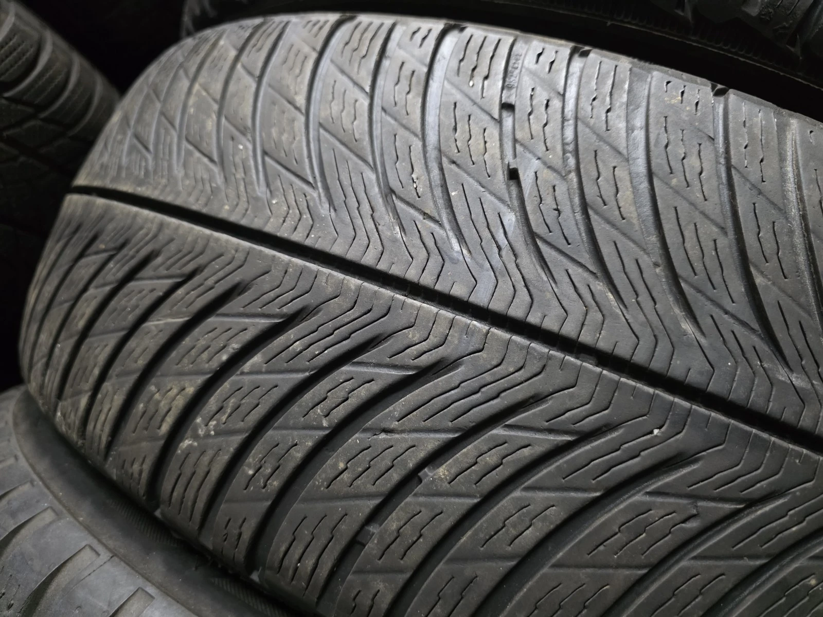 Гуми Зимни 225/60R18, снимка 4 - Гуми и джанти - 56664370