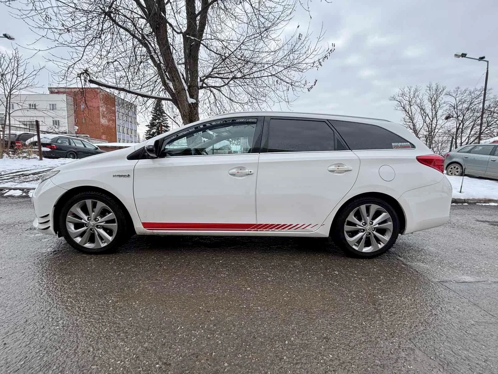 Toyota Auris 1.8 Hybrid - изображение 8