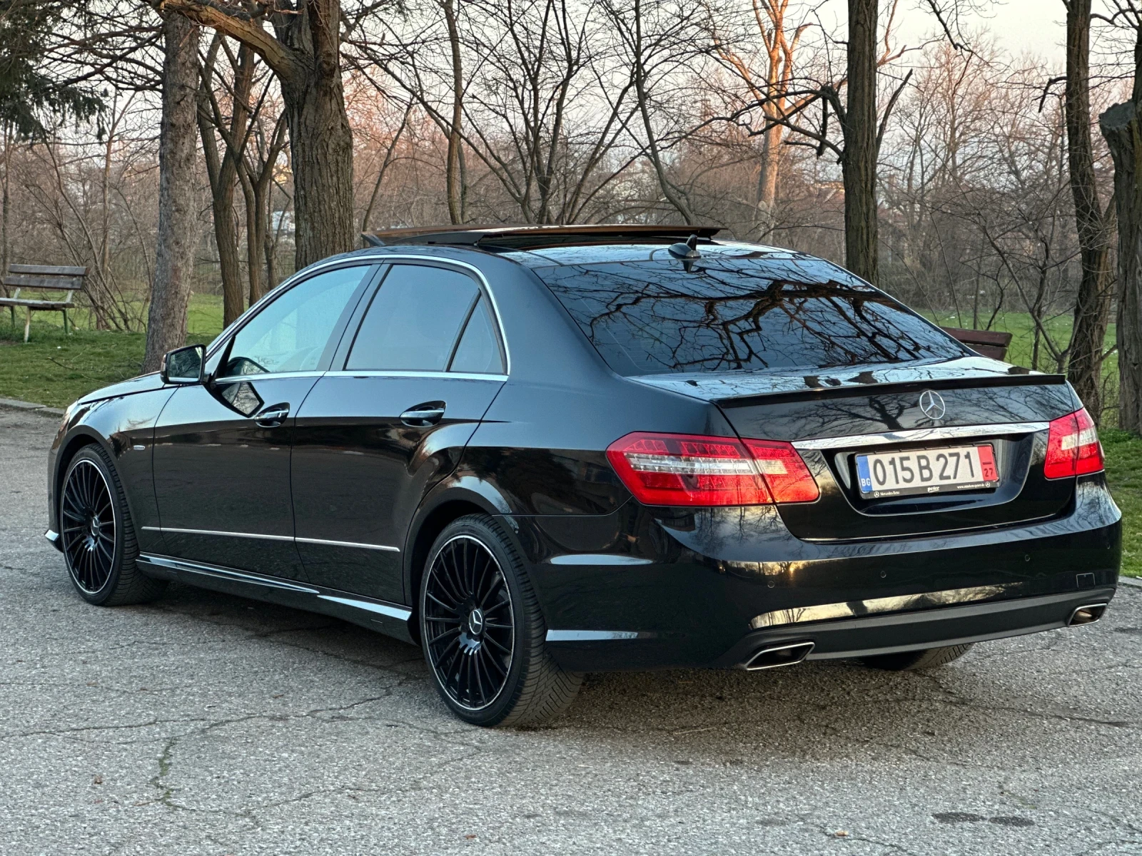 Mercedes-Benz E 350 AMG/ПАНОРАМА/KEYLESS/МАСАЖ/ОБДУХВАНЕ/ПЕЧКА - изображение 4