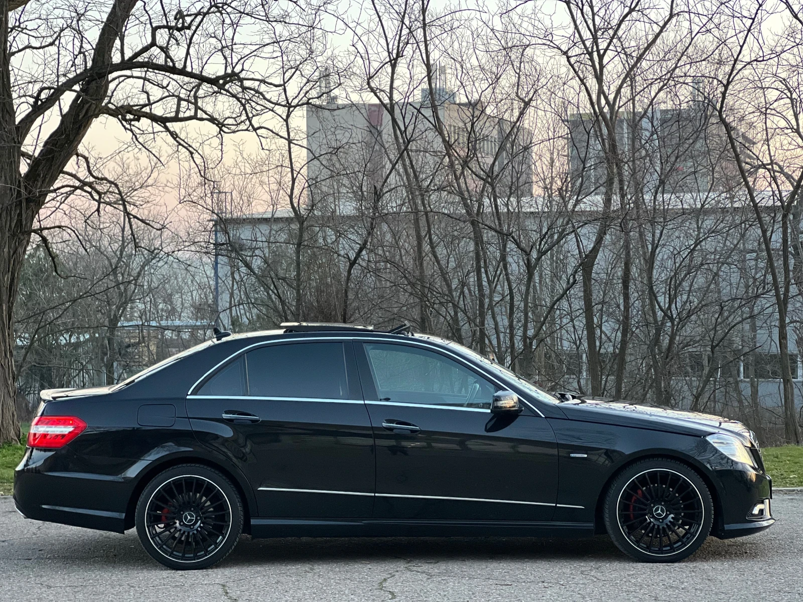 Mercedes-Benz E 350 AMG/ПАНОРАМА/KEYLESS/МАСАЖ/ОБДУХВАНЕ/ПЕЧКА - изображение 6