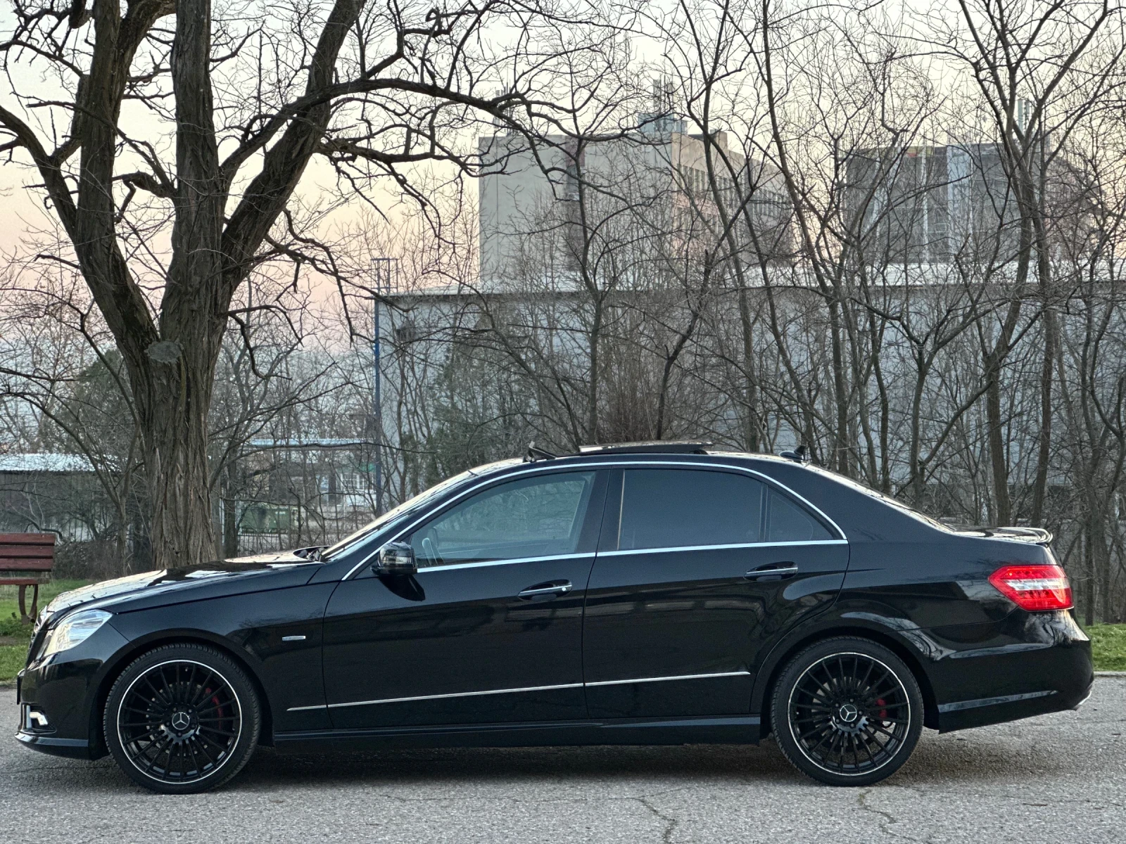 Mercedes-Benz E 350 AMG/ПАНОРАМА/KEYLESS/МАСАЖ/ОБДУХВАНЕ/ПЕЧКА - изображение 7