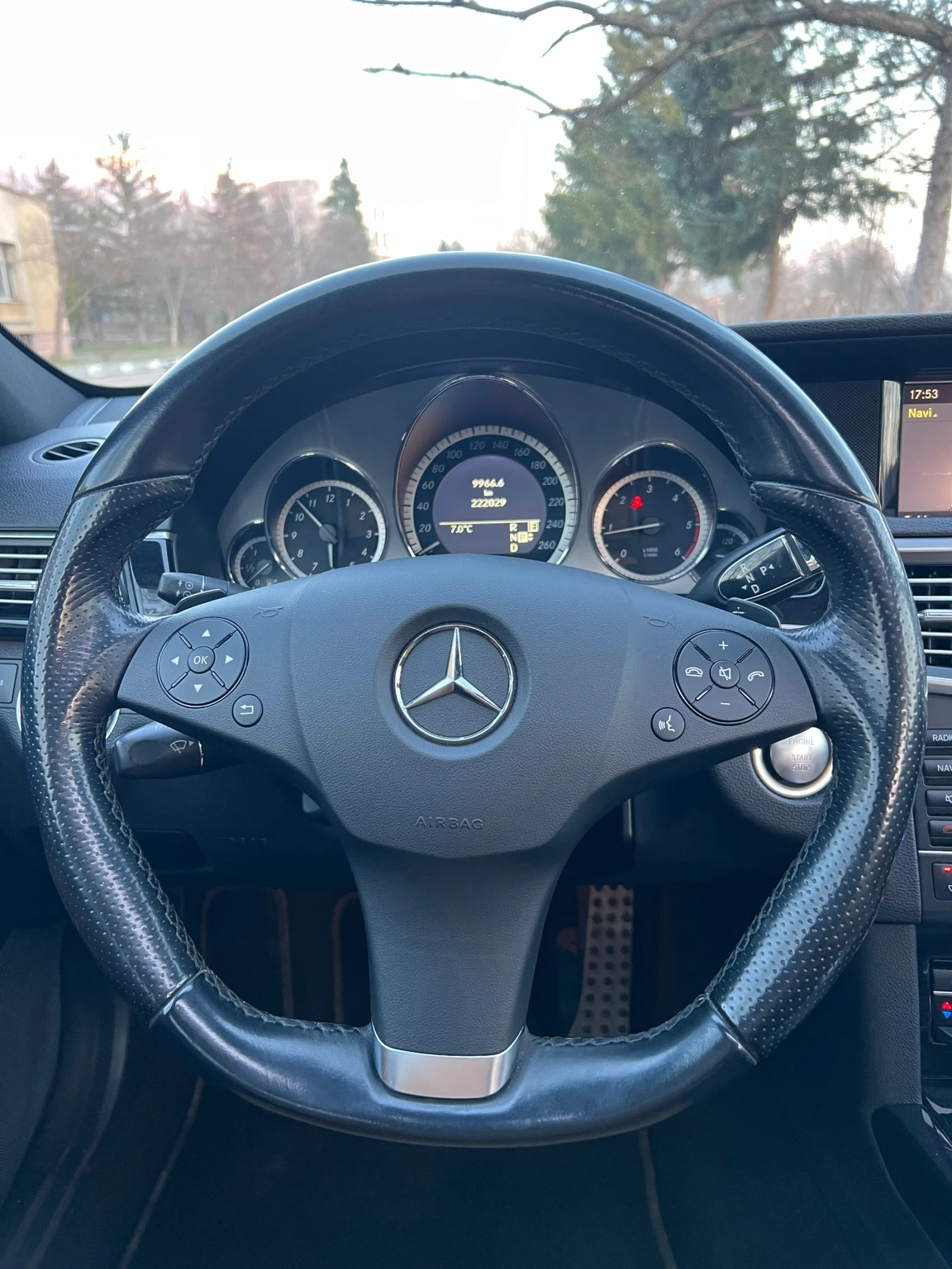 Mercedes-Benz E 350 AMG/ПАНОРАМА/KEYLESS/МАСАЖ/ОБДУХВАНЕ/ПЕЧКА, снимка 17 - Автомобили и джипове - 53729158