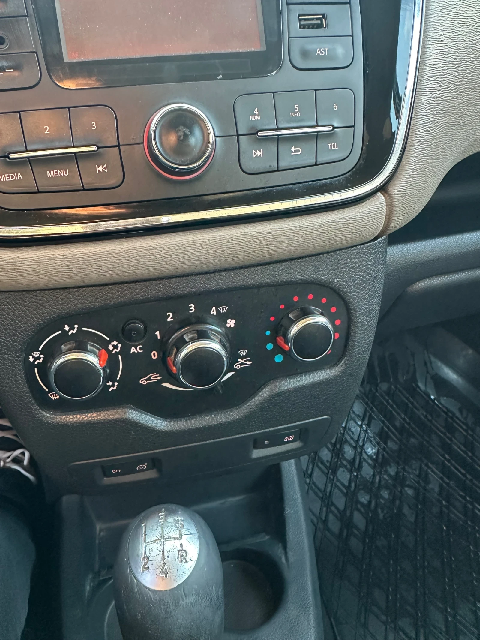 Dacia Lodgy 1, 6/83 бензин - газ, снимка 3 - Автомобили и джипове - 53864042