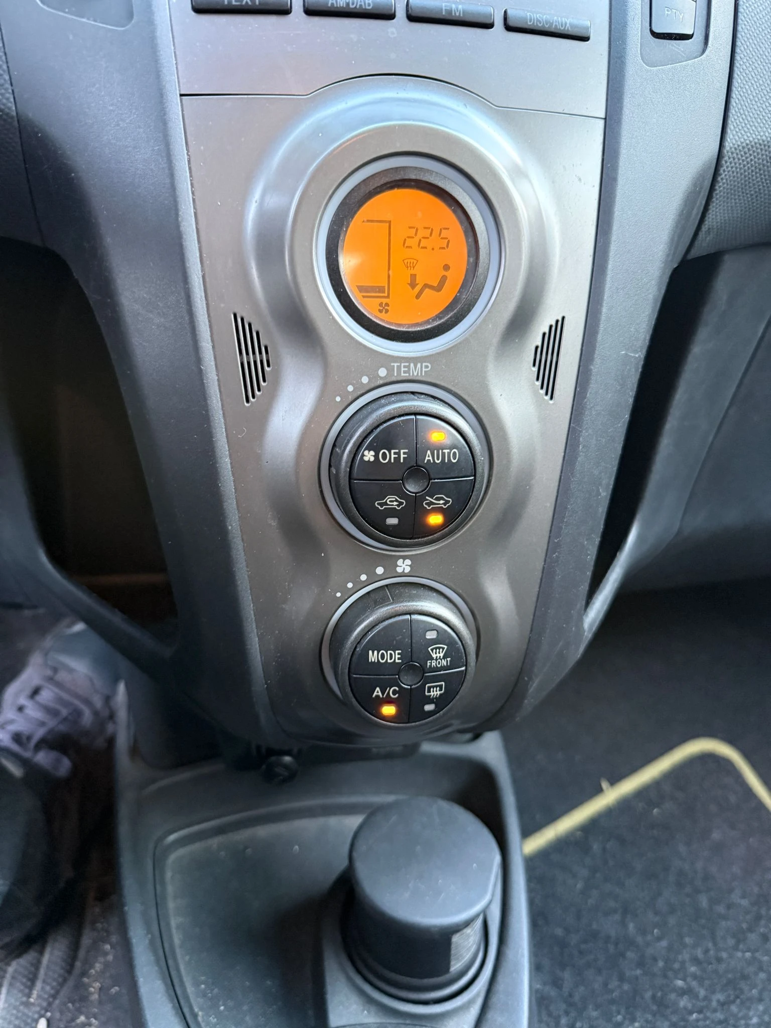 Toyota Yaris 1.0, снимка 7 - Автомобили и джипове - 54672333