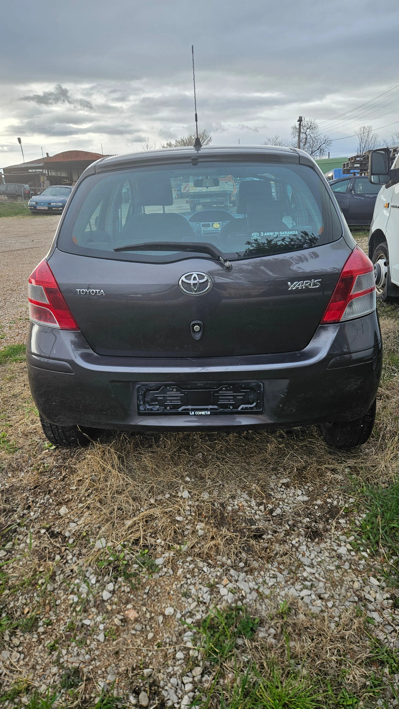 Toyota Yaris 1.0, снимка 3 - Автомобили и джипове - 54672333