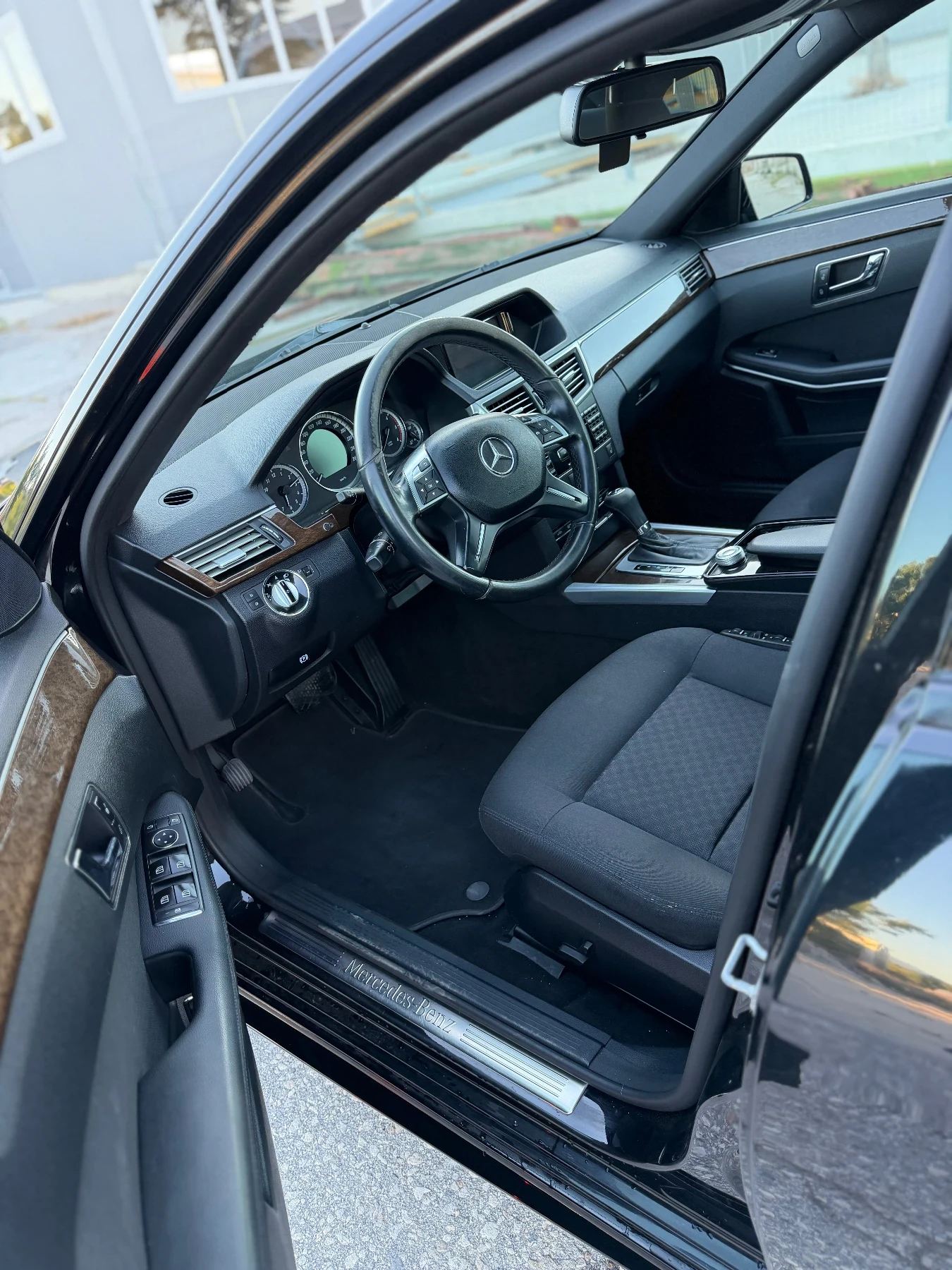 Mercedes-Benz E 220 AMG-Pack* Shadow Line* Black edition* AMG18 , снимка 11 - Автомобили и джипове - 54905889