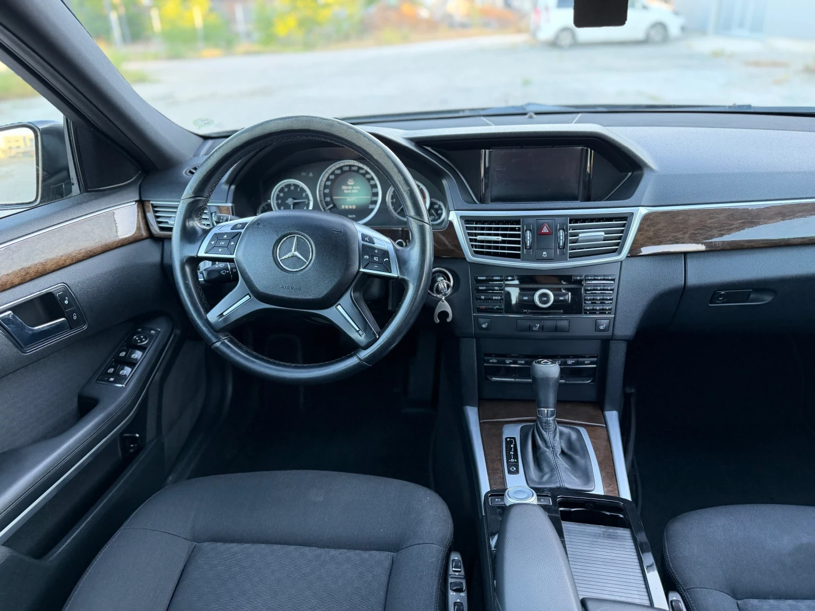 Mercedes-Benz E 220 AMG-Pack* Shadow Line* Black edition* AMG18 , снимка 12 - Автомобили и джипове - 54905889