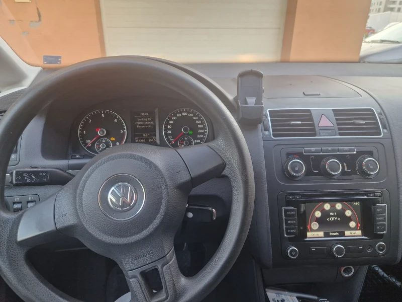 VW Touran 1.6 Tdi, снимка 16 - Автомобили и джипове - 47656910