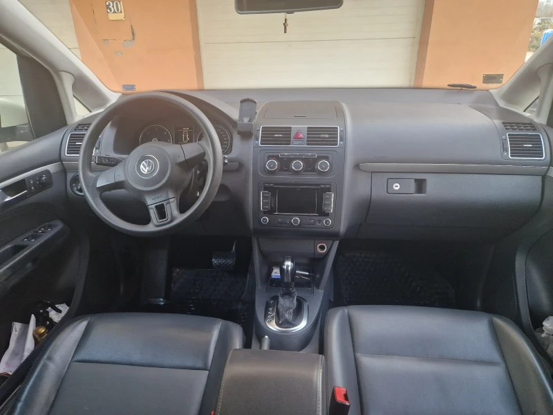 VW Touran 1.6 Tdi, снимка 11 - Автомобили и джипове - 47656910