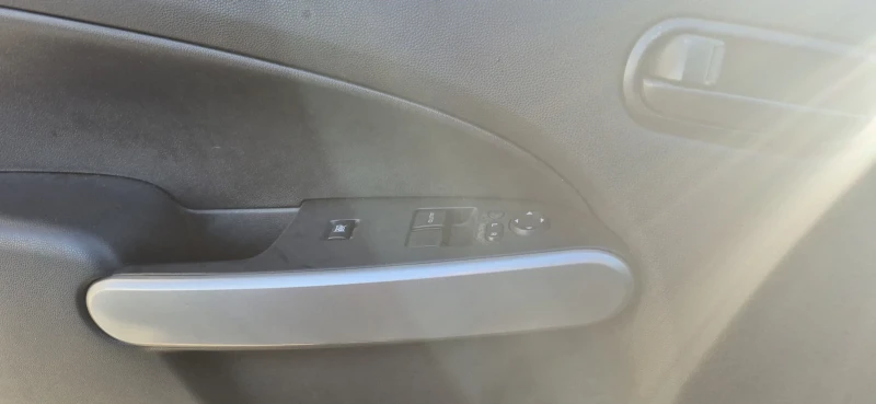 Mazda 2 1.3, снимка 6 - Автомобили и джипове - 52731161