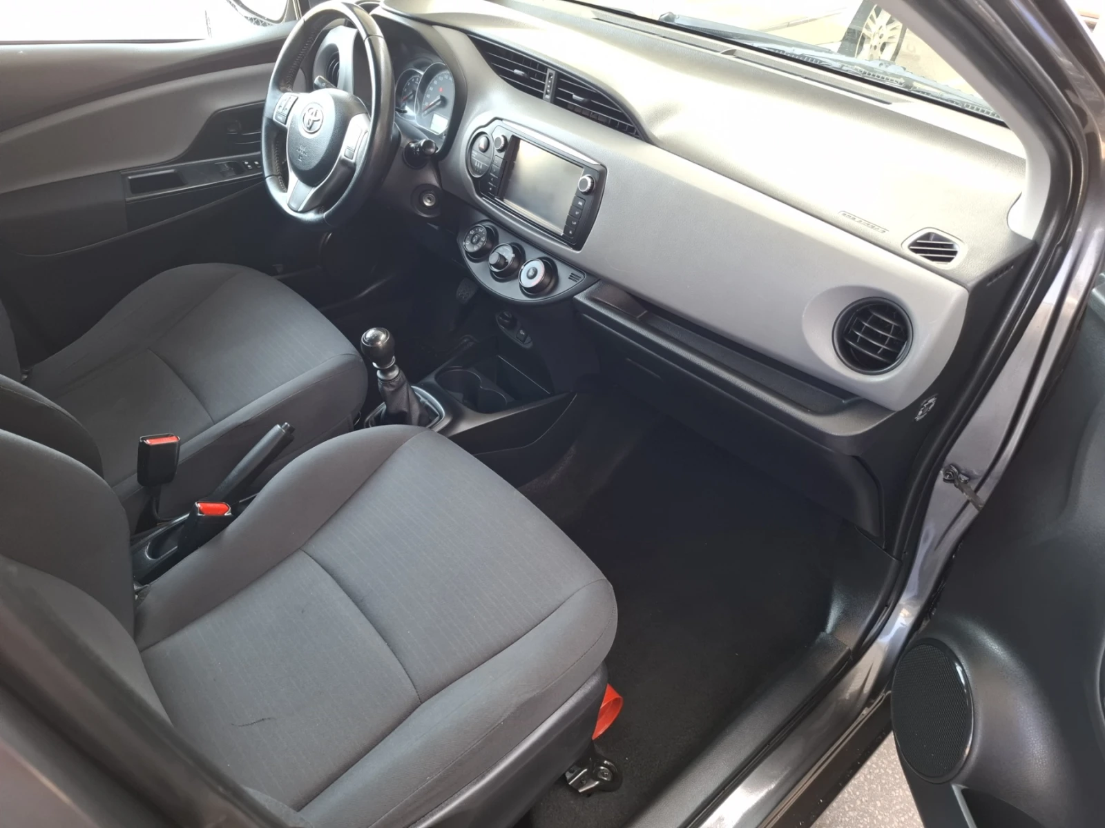 Toyota Yaris 1.4 D-4D * EURO6 * NAVI* FACELIFT, снимка 8 - Автомобили и джипове - 55829650
