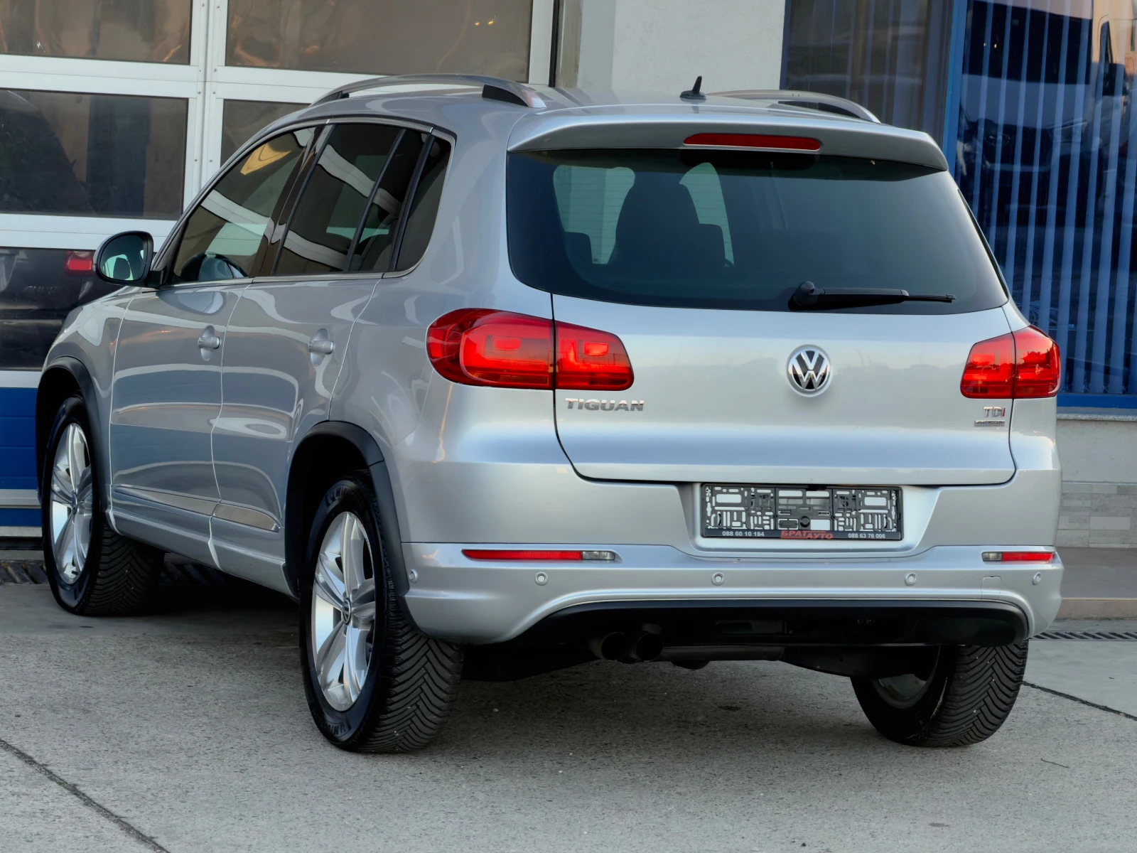 VW Tiguan 2.0TDI/R-LINE/LED, снимка 6 - Автомобили и джипове - 56638870