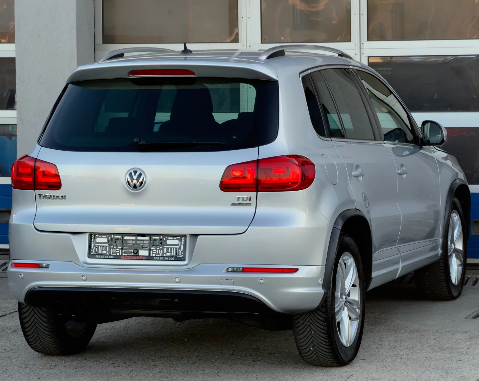 VW Tiguan 2.0TDI/R-LINE/LED, снимка 4 - Автомобили и джипове - 56638870