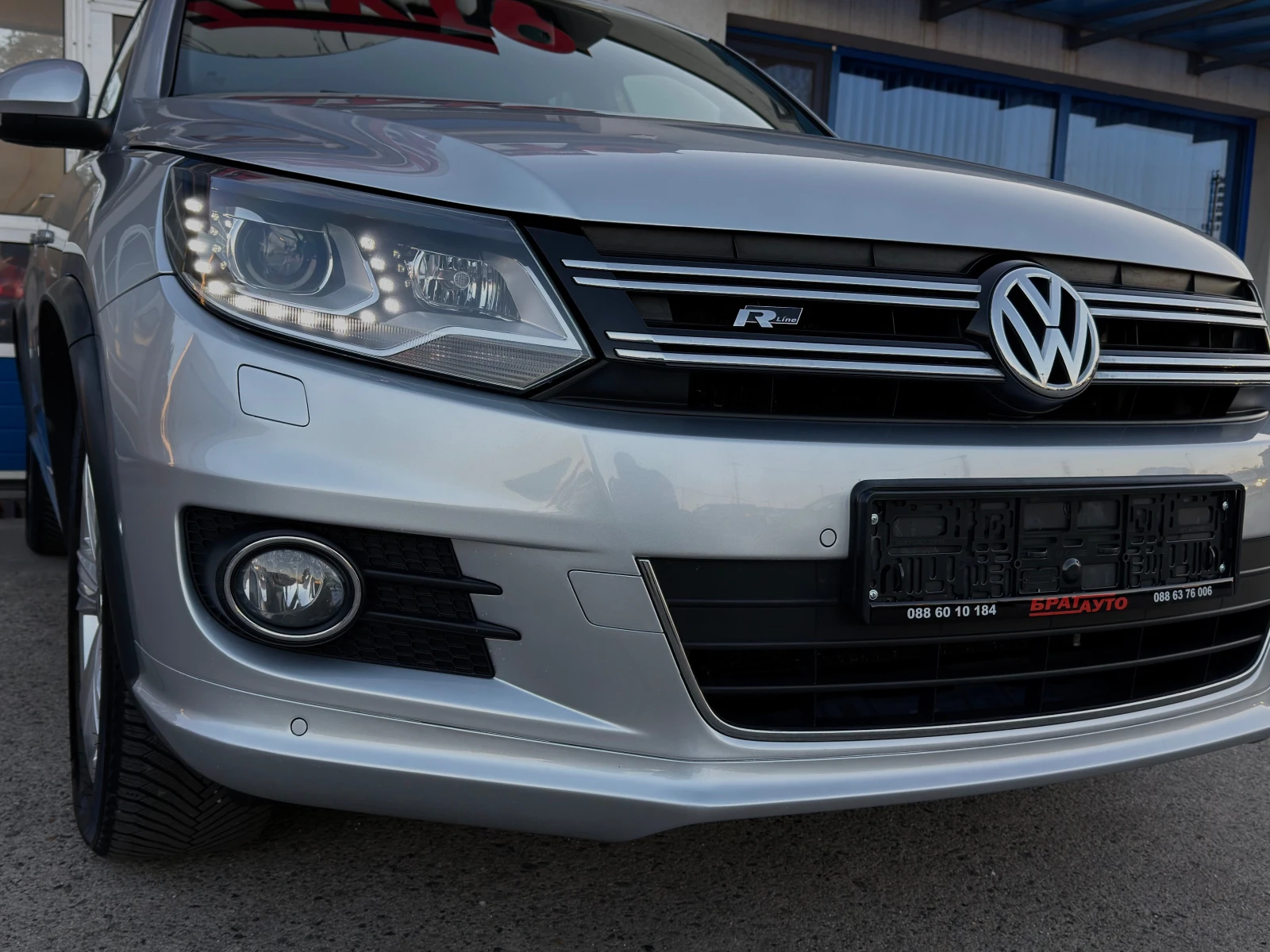 VW Tiguan 2.0TDI/R-LINE/LED, снимка 9 - Автомобили и джипове - 56638870