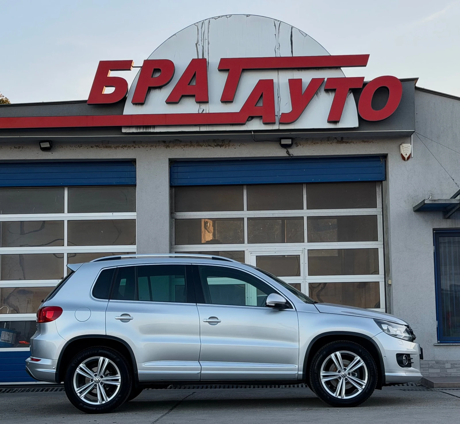 VW Tiguan 2.0TDI/R-LINE/LED, снимка 8 - Автомобили и джипове - 56638870
