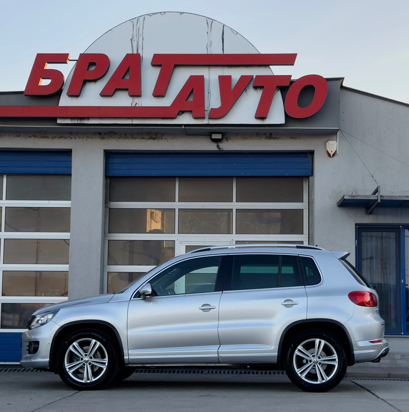 VW Tiguan 2.0TDI/R-LINE/LED, снимка 7 - Автомобили и джипове - 56638870