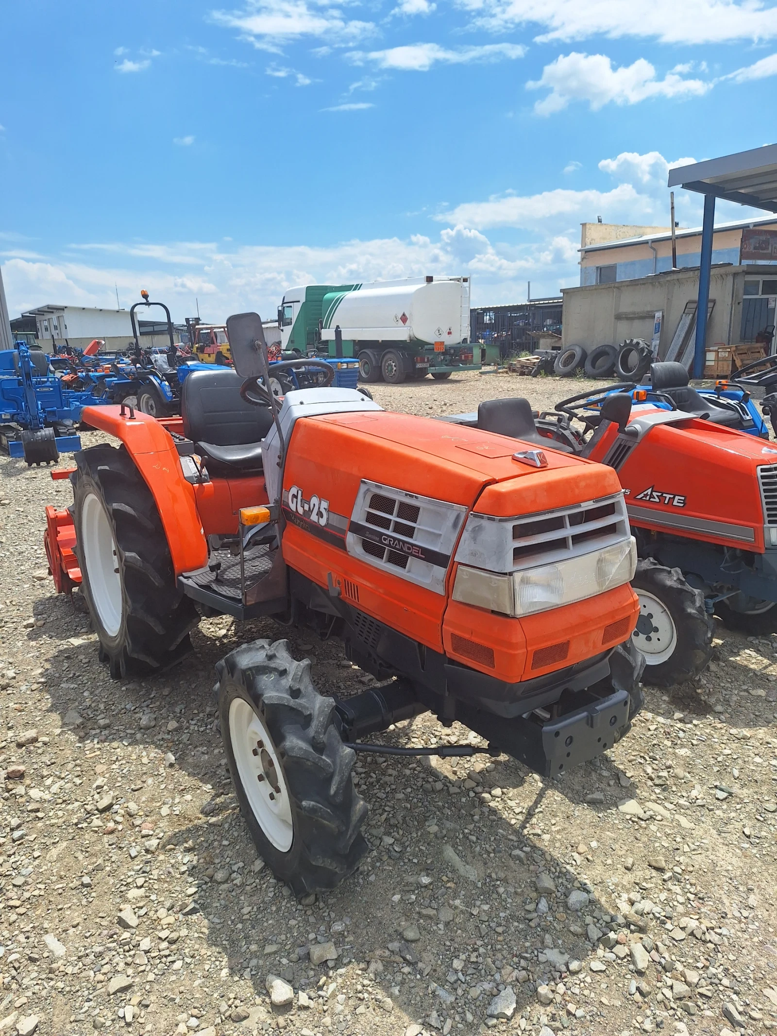 Трактор Kubota, снимка 3 - Селскостопанска техника - 55229910