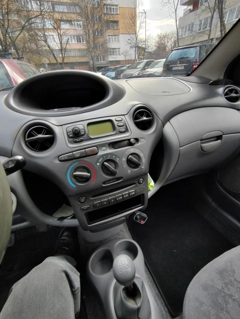 Toyota Yaris 1.0 VVTI, снимка 9 - Автомобили и джипове - 49411785