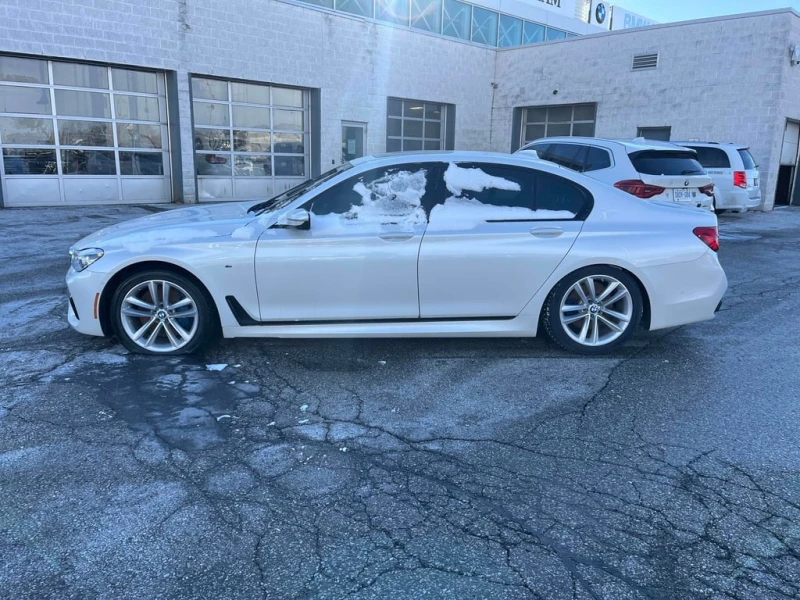 BMW 750 * 750i xDrive * CARFAX * БЕЗ ПЪРВОНАЧАЛНА ВНОСКА, снимка 2 - Автомобили и джипове - 52940842