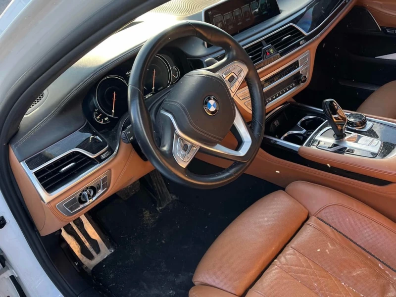 BMW 750 * 750i xDrive * CARFAX * БЕЗ ПЪРВОНАЧАЛНА ВНОСКА, снимка 5 - Автомобили и джипове - 52940842