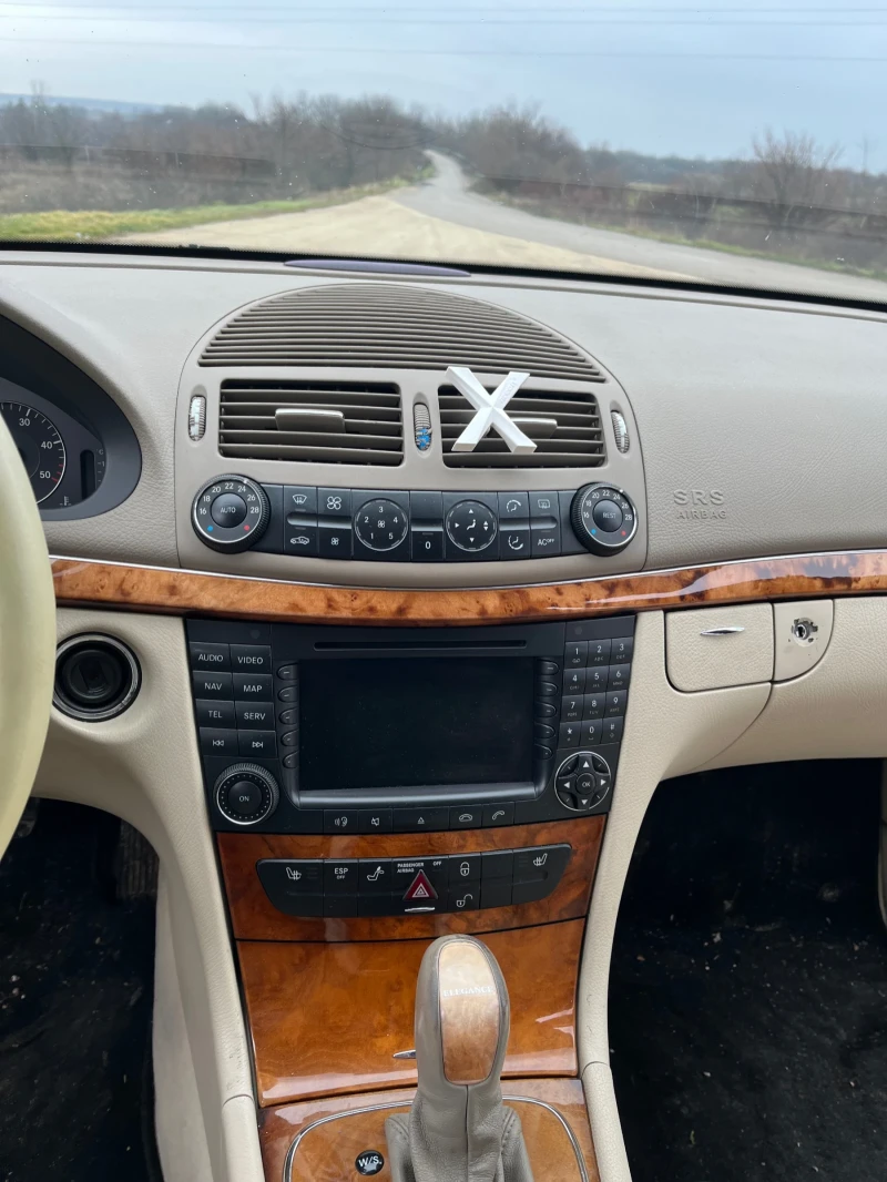 Mercedes-Benz E 220, снимка 14 - Автомобили и джипове - 53291751