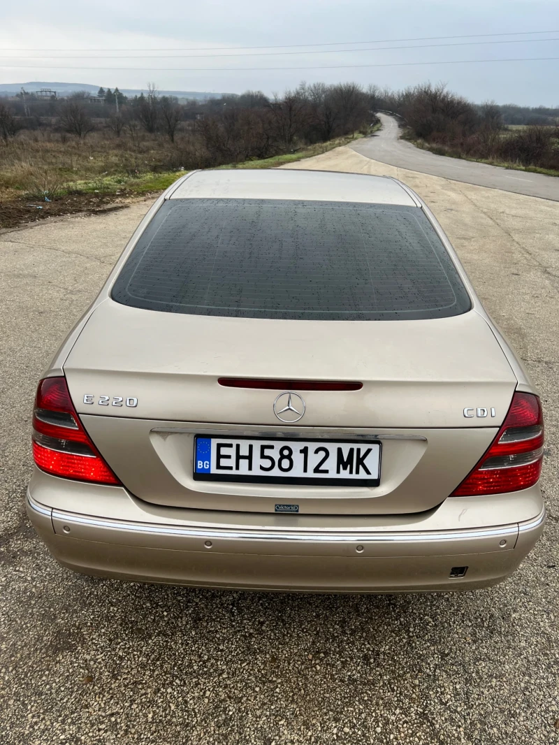 Mercedes-Benz E 220, снимка 7 - Автомобили и джипове - 53291751