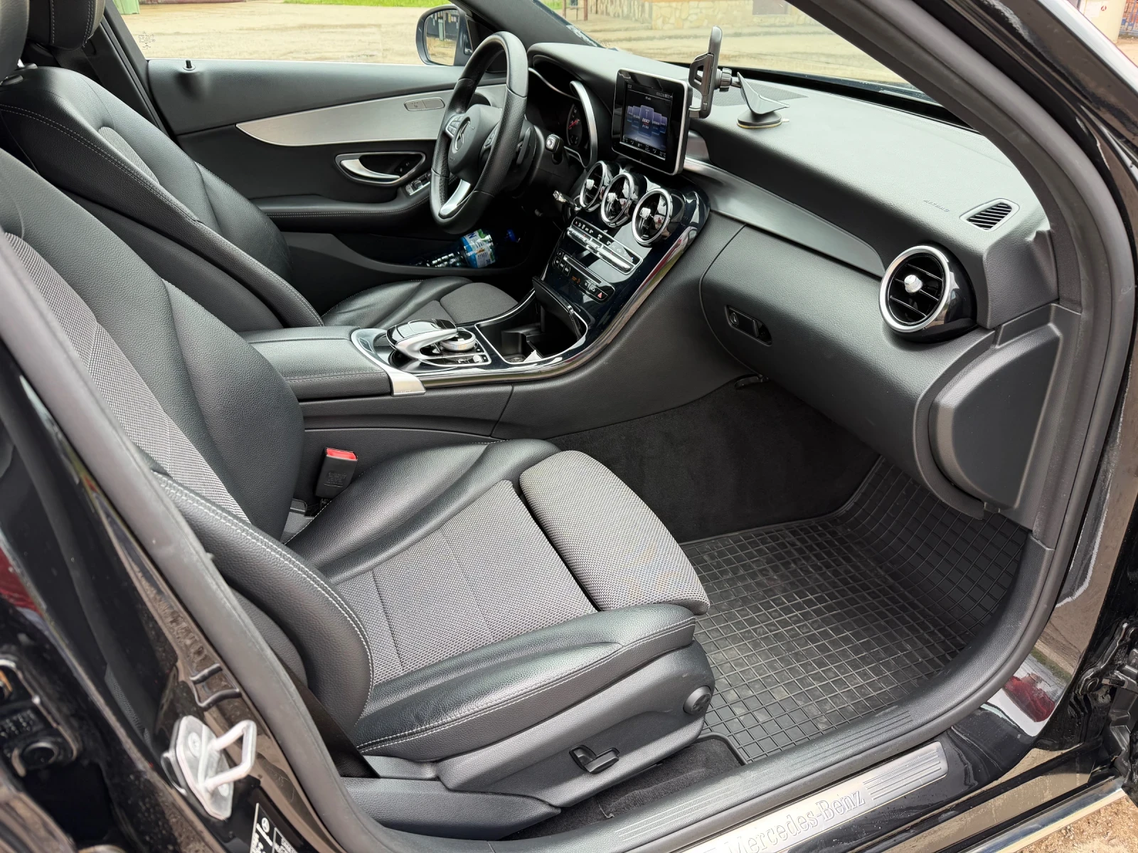 Mercedes-Benz C 220, снимка 13 - Автомобили и джипове - 54642307