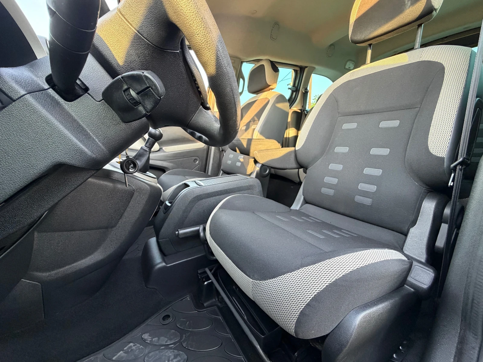 Citroen Berlingo 1.6HDI, снимка 6 - Автомобили и джипове - 55192622