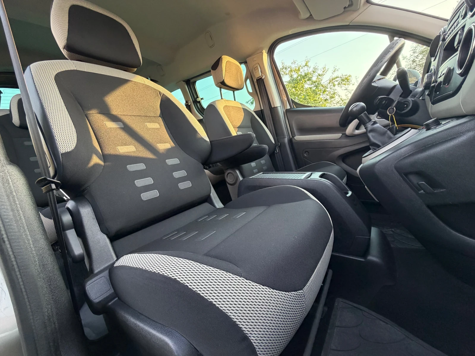 Citroen Berlingo 1.6HDI, снимка 7 - Автомобили и джипове - 55192622