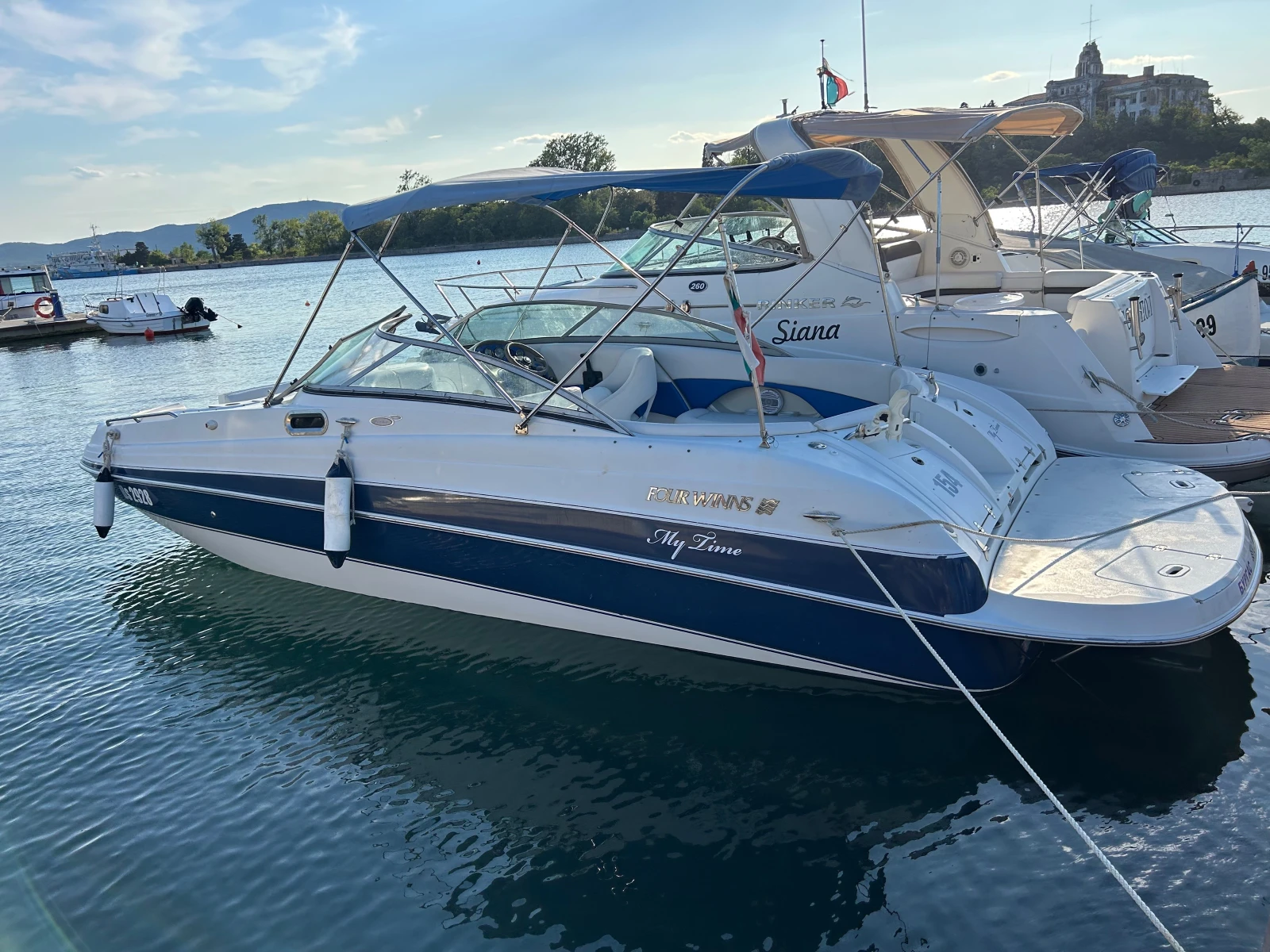 Моторна яхта Four Winns Funship 234