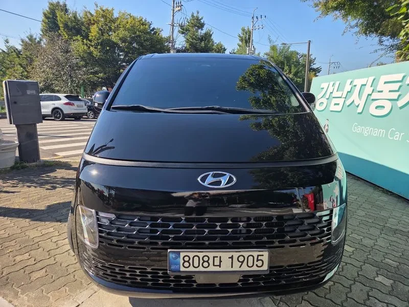 Hyundai Staria  5-Seater Modern