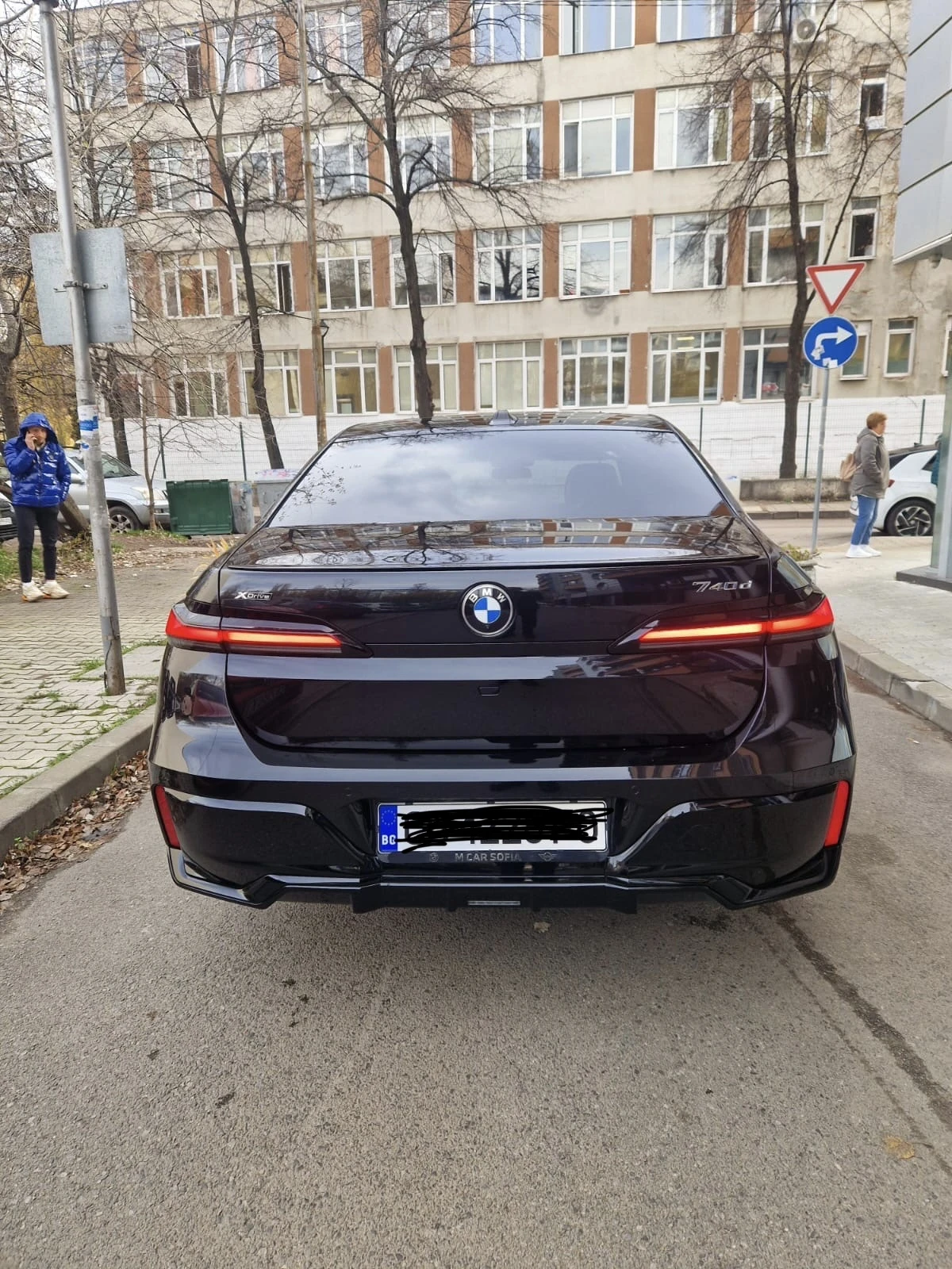 BMW 740 M, iconic glow, Bower& Wilkinson diamond  - изображение 4