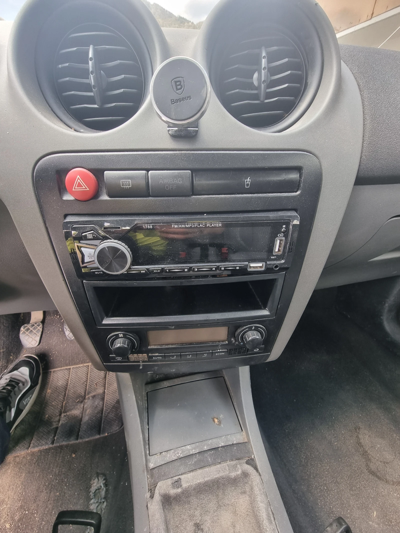 Seat Ibiza, снимка 6 - Автомобили и джипове - 54445354