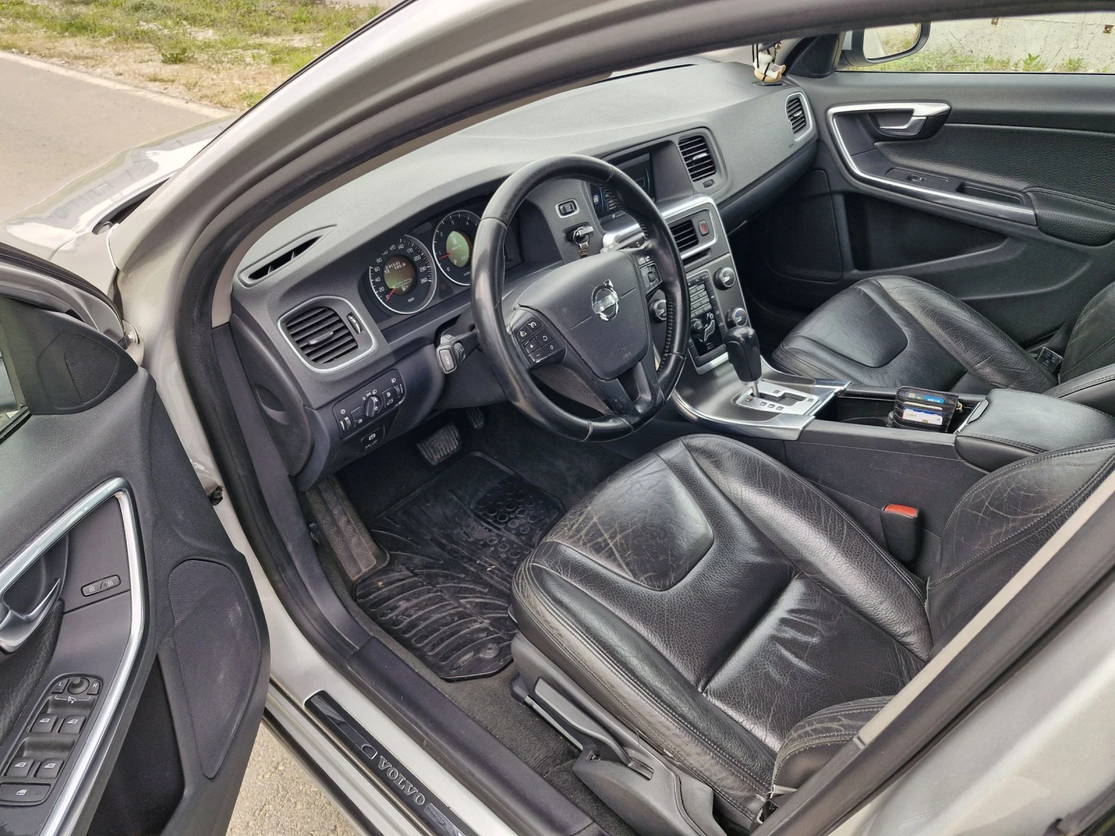 Volvo V60 2.0TD D5 163к.с. Нави, Автоматик, Панорама Фул екс, снимка 10 - Автомобили и джипове - 54494707