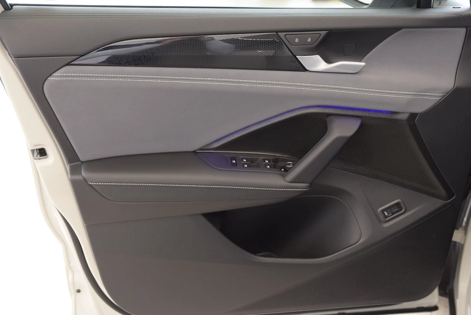 VW Tiguan Comfortline + Black Package | Цена до България, снимка 13 - Автомобили и джипове - 54080830