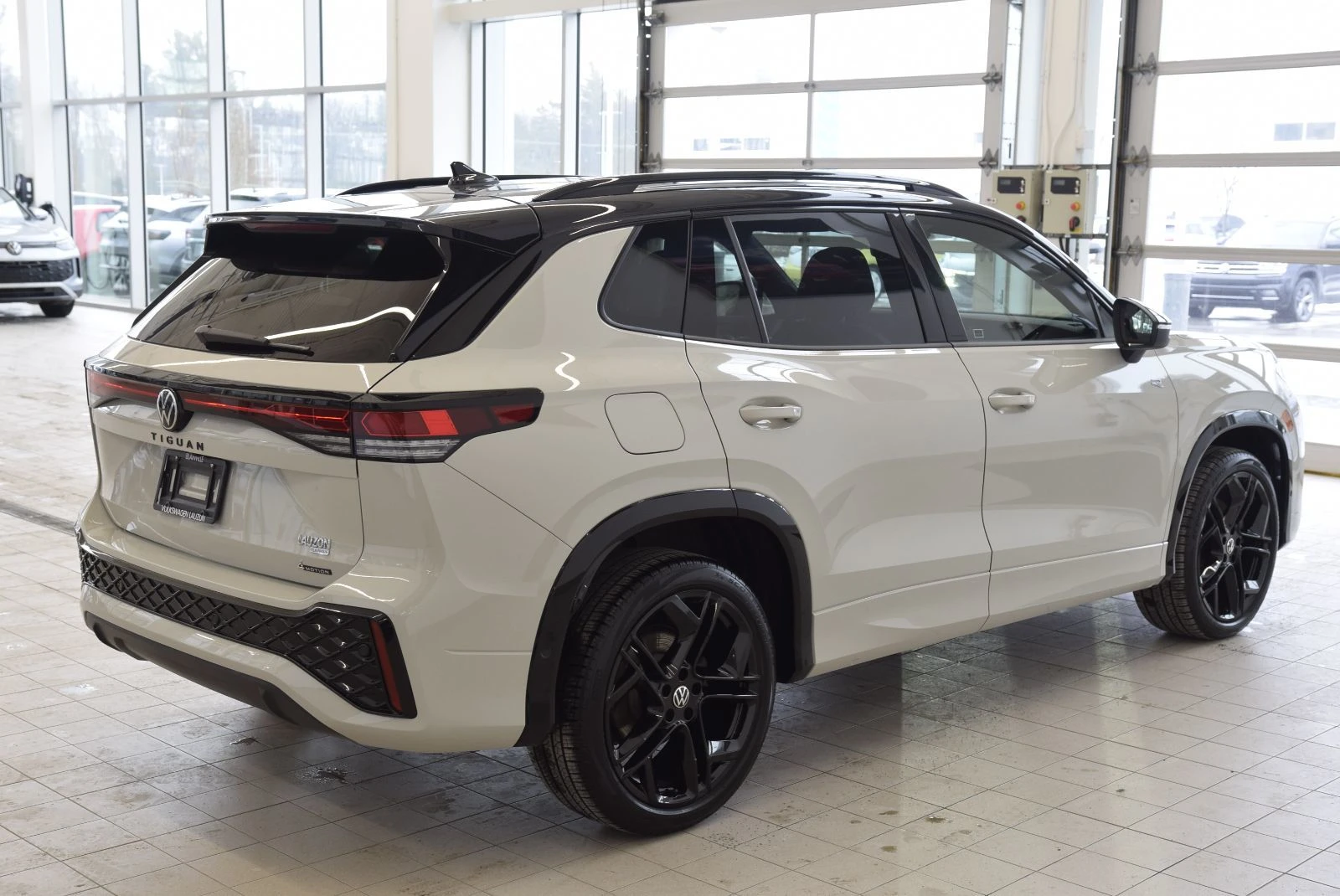 VW Tiguan Comfortline + Black Package | Цена до България, снимка 5 - Автомобили и джипове - 54080830