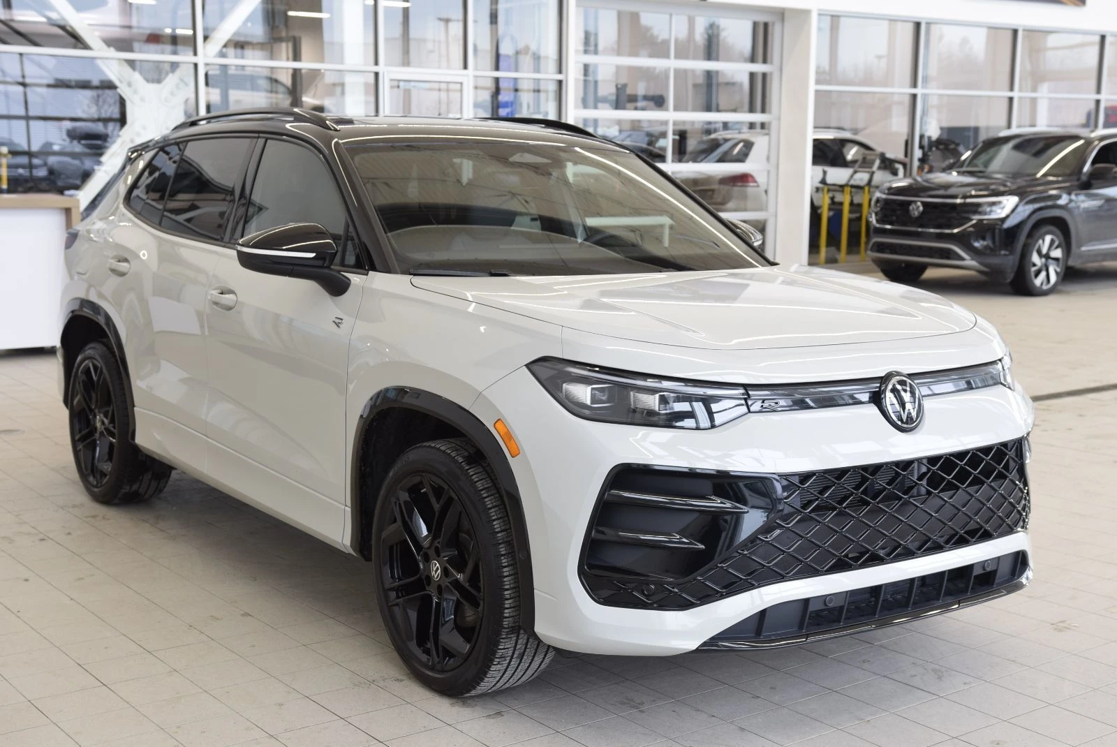 VW Tiguan Comfortline + Black Package | Цена до България, снимка 2 - Автомобили и джипове - 54080830