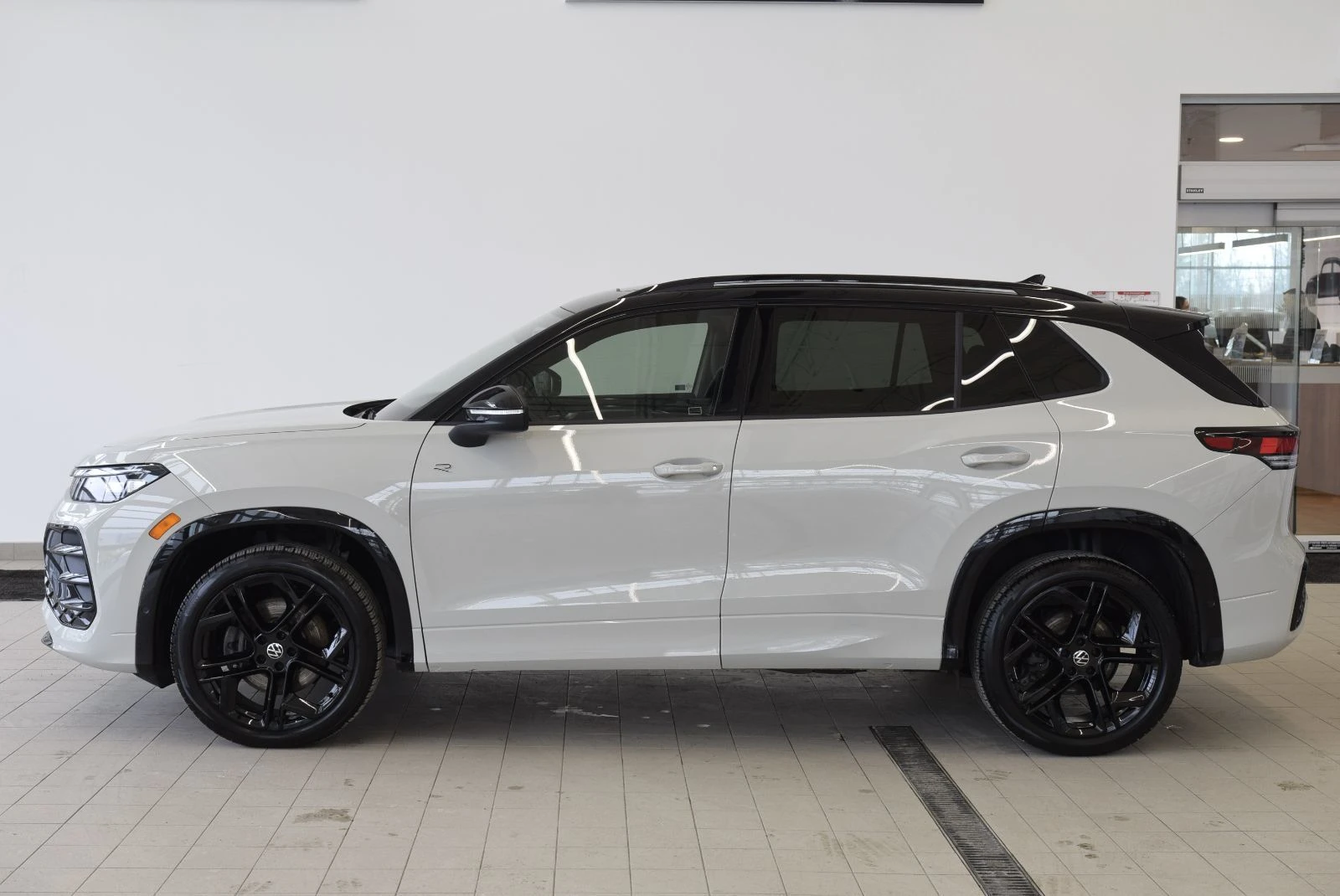 VW Tiguan Comfortline + Black Package | Цена до България, снимка 3 - Автомобили и джипове - 54080830