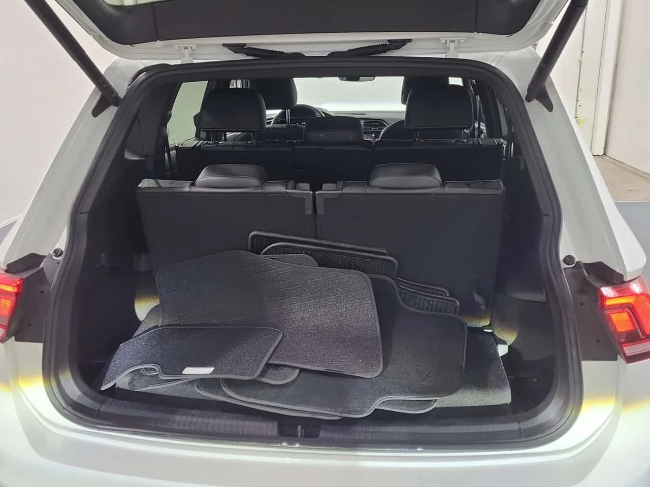 VW Tiguan  R LINE / 360 / MARSHAL / ОБДУХВАНЕ , снимка 14 - Автомобили и джипове - 54257646