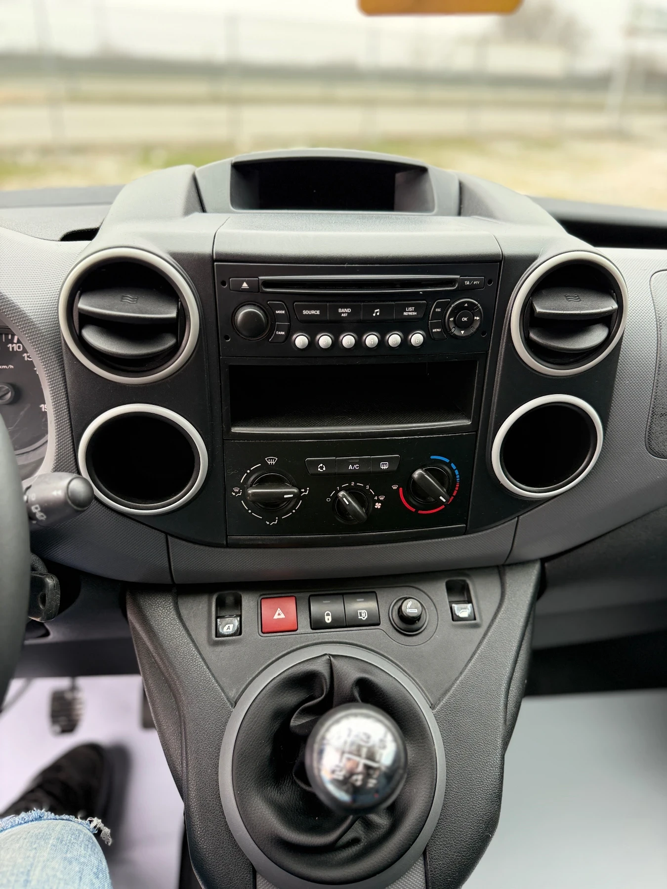 Peugeot Partner 1.6E-HDI* MAXI XXL* КАТО НОВ* РЕГИСТРИРАН* ОБСЛУЖЕ, снимка 12 - Бусове и автобуси - 54047269