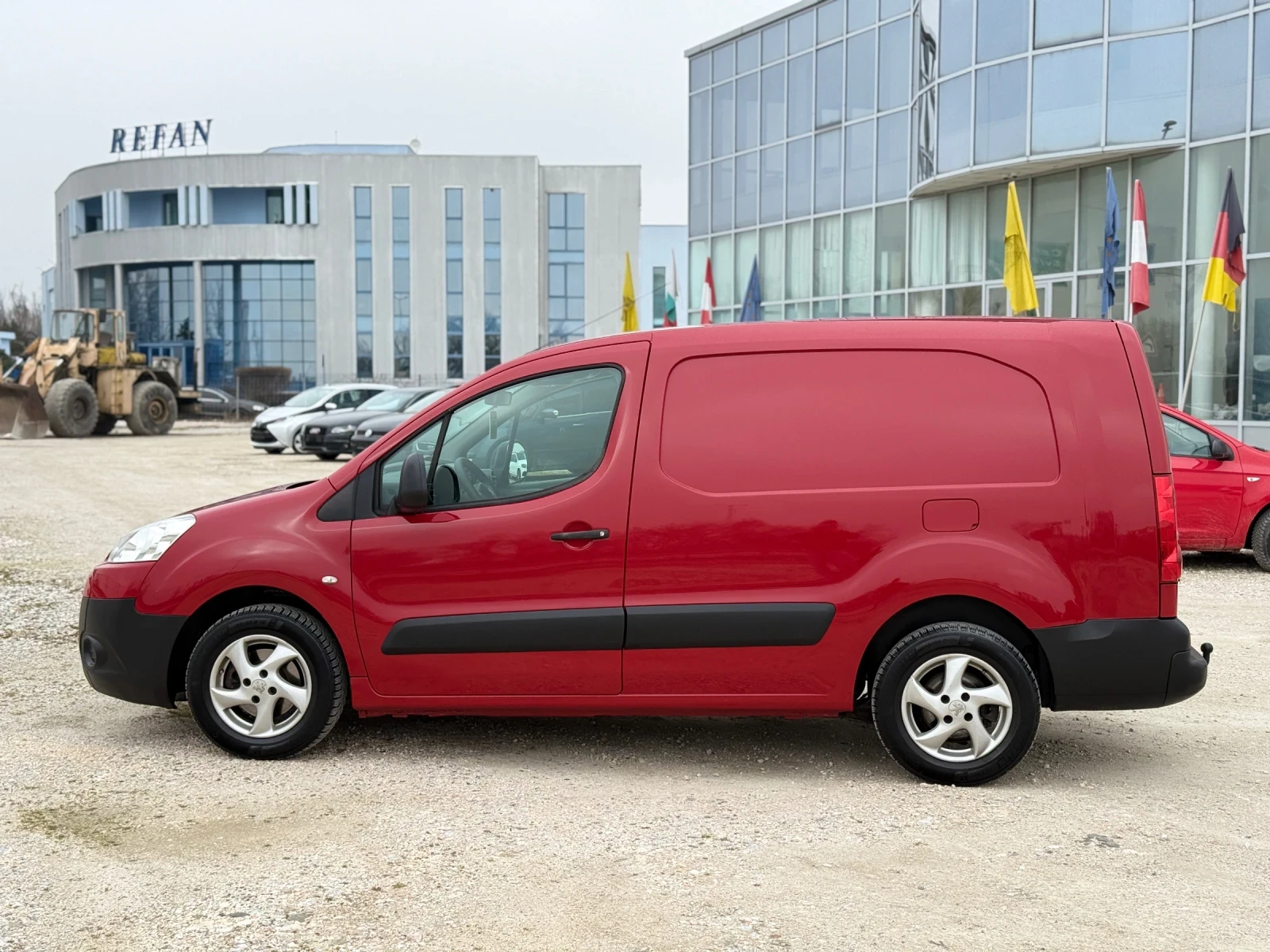 Peugeot Partner 1.6E-HDI* MAXI XXL* КАТО НОВ* РЕГИСТРИРАН* ОБСЛУЖЕ, снимка 6 - Бусове и автобуси - 54047269