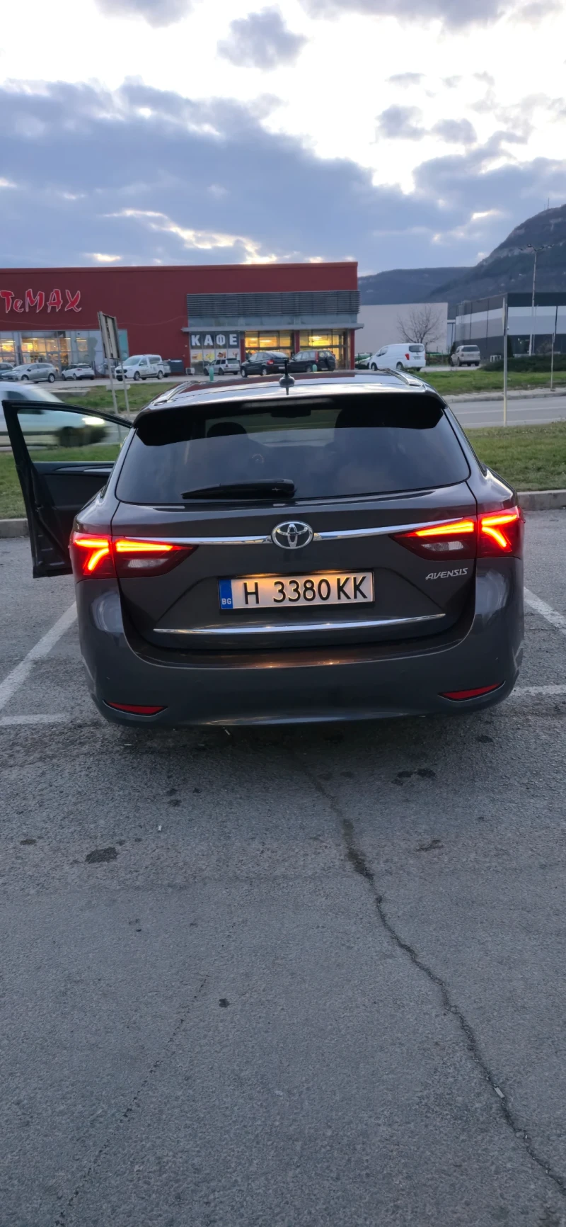 Toyota Avensis 2.0 i НОВА, снимка 13 - Автомобили и джипове - 52990348