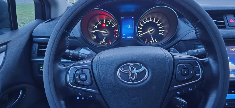 Toyota Avensis 2.0 i НОВА, снимка 8 - Автомобили и джипове - 52990348