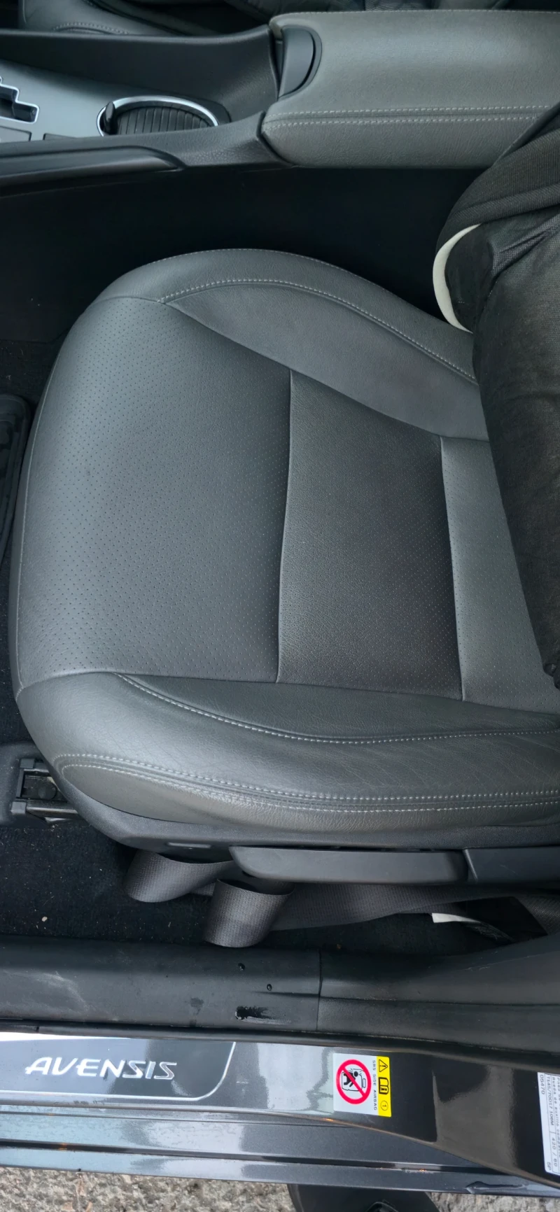 Toyota Avensis 2.0 i НОВА, снимка 4 - Автомобили и джипове - 52990348