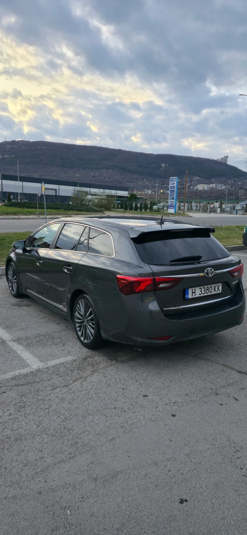 Toyota Avensis 2.0 i НОВА, снимка 2 - Автомобили и джипове - 52990348